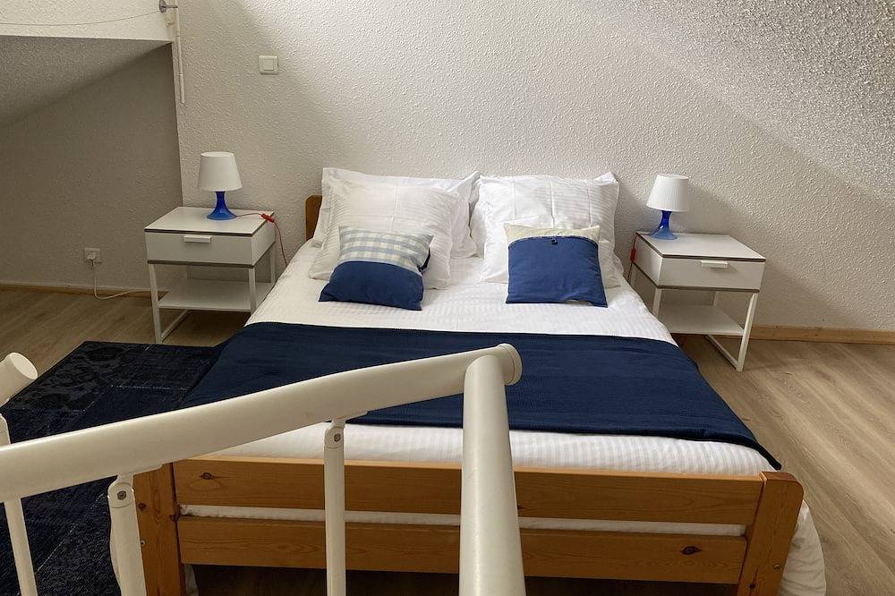 Appartement entier, Duplex avec terrasse avec large vue sur la baie et la grande plage à 20m in Audierne, Côte de Cornouaille