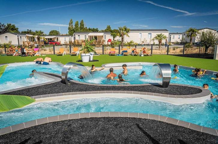 Camping pour 4 personnes, avec Bassin pour enfant et Piscine