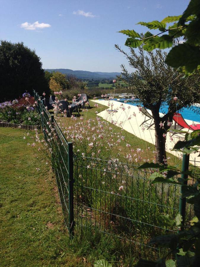 Location de vacances pour 4 personnes, avec jardin ainsi que vue et piscine à Bourganeuf - 4