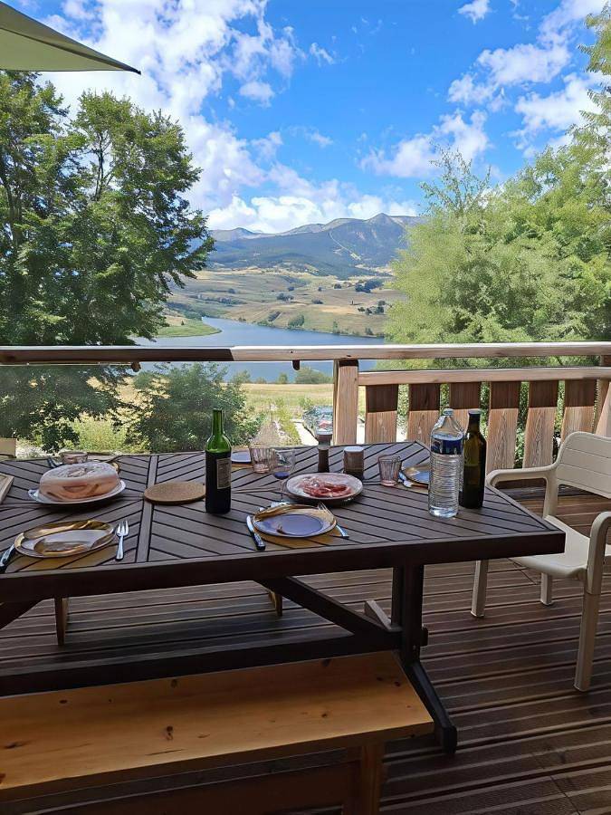 Gîte pour 11 personnes, avec jardin ainsi que terrasse et vue sur le lac, animaux acceptés à Réal