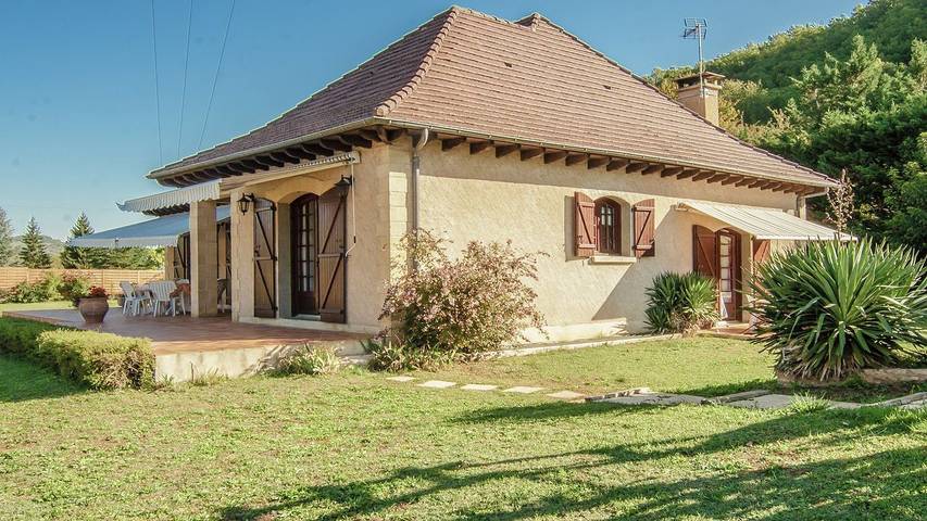 Villa with pool for 4 people, with garden and terrace as well as pool in Dordogne