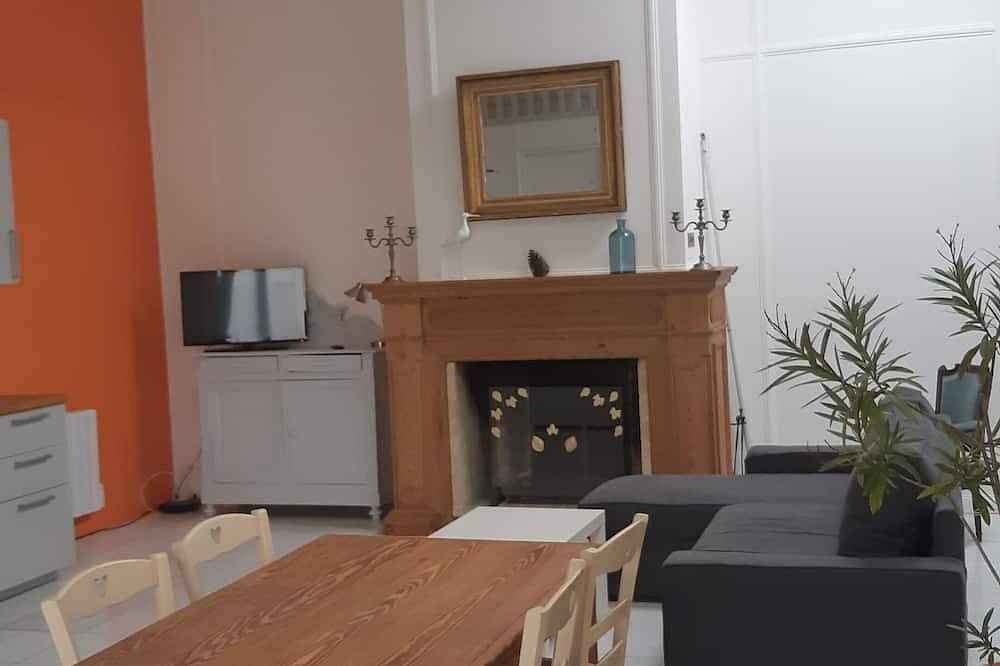 Apartamento entero, Quiet outbuilding with character, direct to Bordeaux tramway in 20 minutes in Eysines, Región de Burdeos