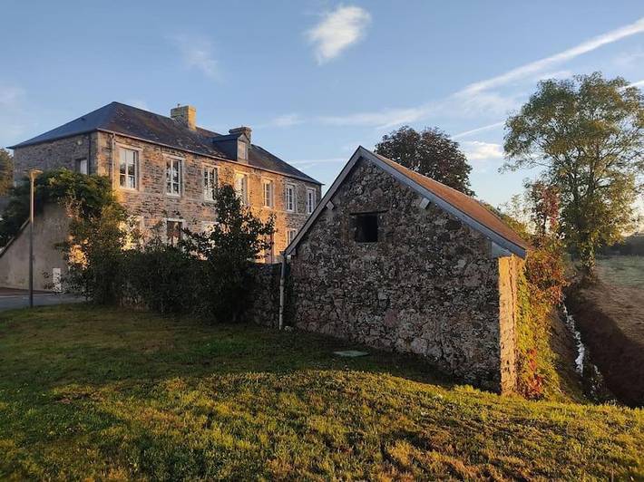 Location de vacances pour 8 personnes, avec vue ainsi que jardin et terrasse à Le Hommet-d'Arthenay