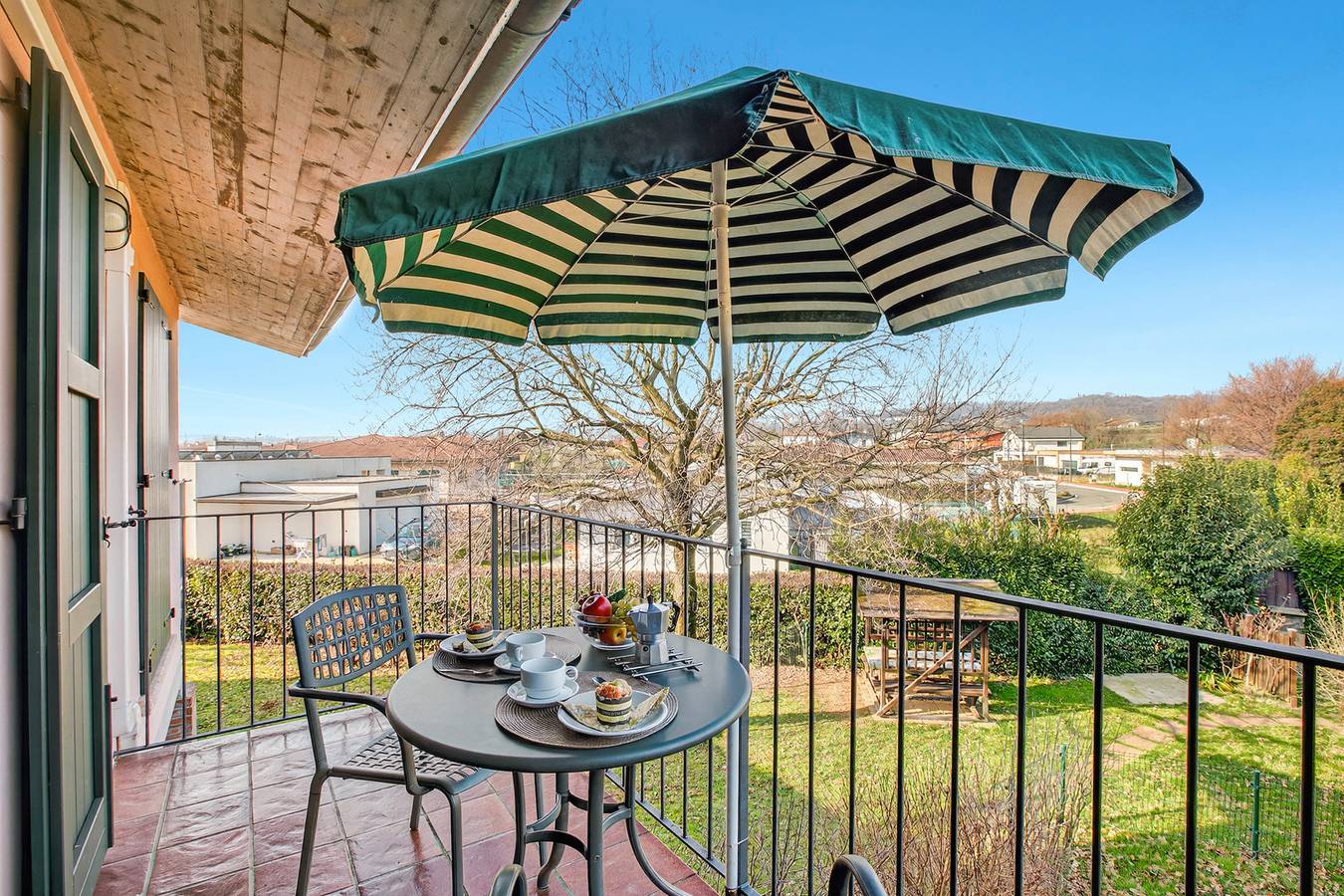 Ganze Wohnung, Cosy House Serena- park & shared pool in Puegnago sul Garda, Gardasee-Berge