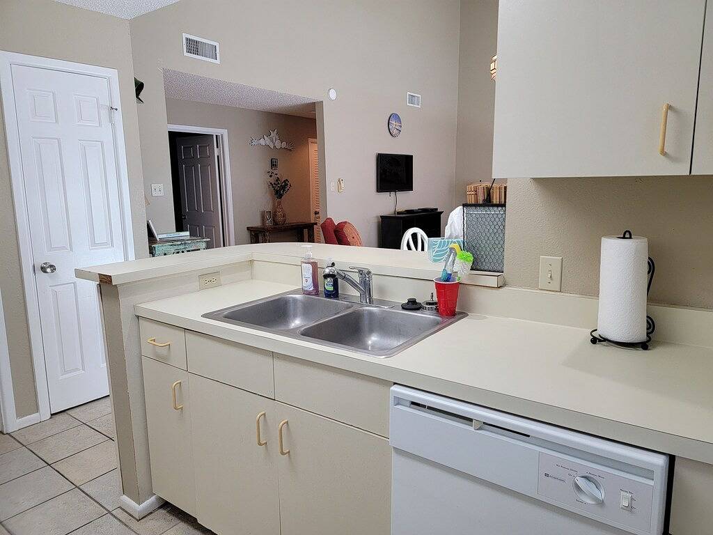 Ganze Wohnung, Geräumiges Wohnzimmer mit herrlicher Aussicht auf Pool und Kanal in North Padre Island, Corpus Christi