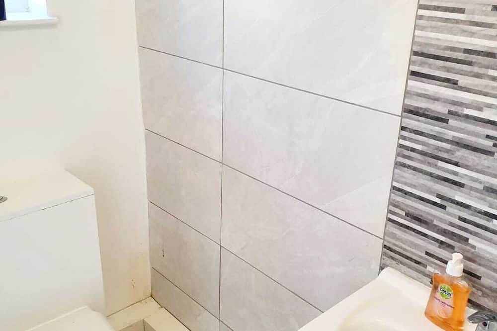 A Modern One-bedroom Detached Bungalow, With its own Private Entrance and Garden in Swanscombe and Greenhithe, Dartford
