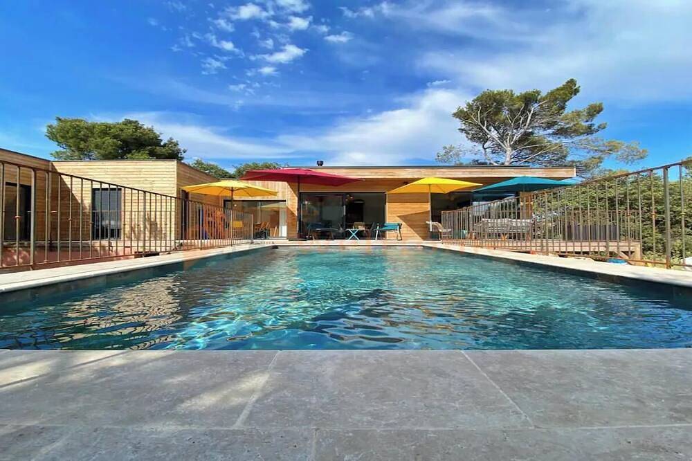 200M2 Wood Luxury Villa With Spectacular Views & Pool Near Aix-En-Provence in Ventabren, Region de Aix-en-Provence