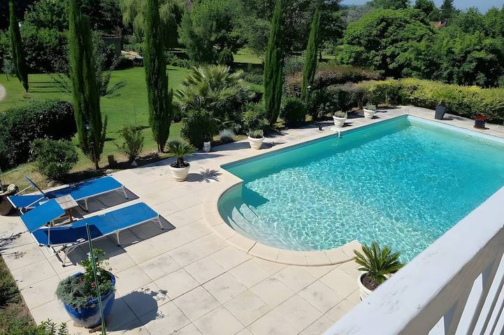 Location de vacances pour 3 personnes, avec terrasse et jardin à Prigonrieux