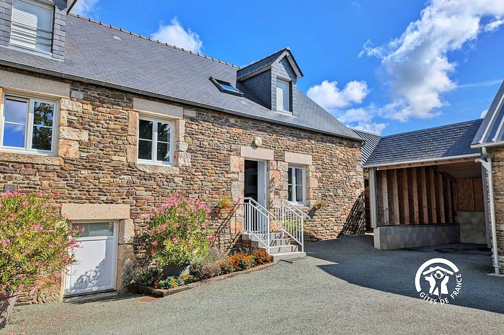 Gîte familial dans Parc Normandie Maine, terrasse et jardin in Neuilly-le-Vendin, Parc naturel régional Normandie-Maine