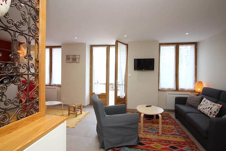 Ganze Wohnung, Schöne T2 mit Terrasse, Parkplatz und WLAN, 300m von den Thermen entfernt in Mont-Dore, Regionaler Naturpark Volcans d'Auvergne