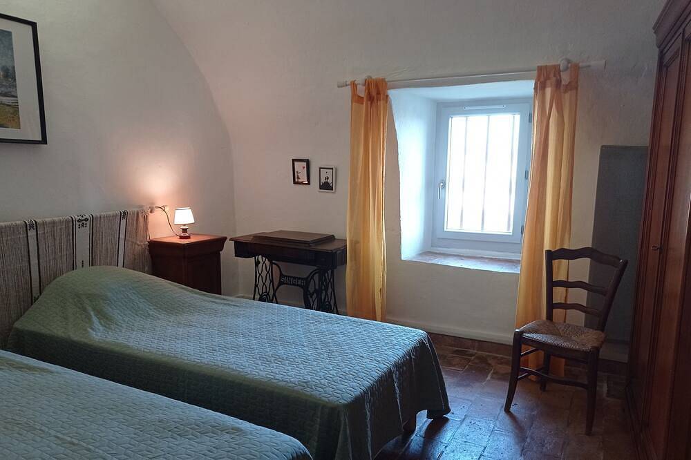 Village house, in local stone - in a listed village, quiet with courtyard. in Lussan, Nimes und Umgebung