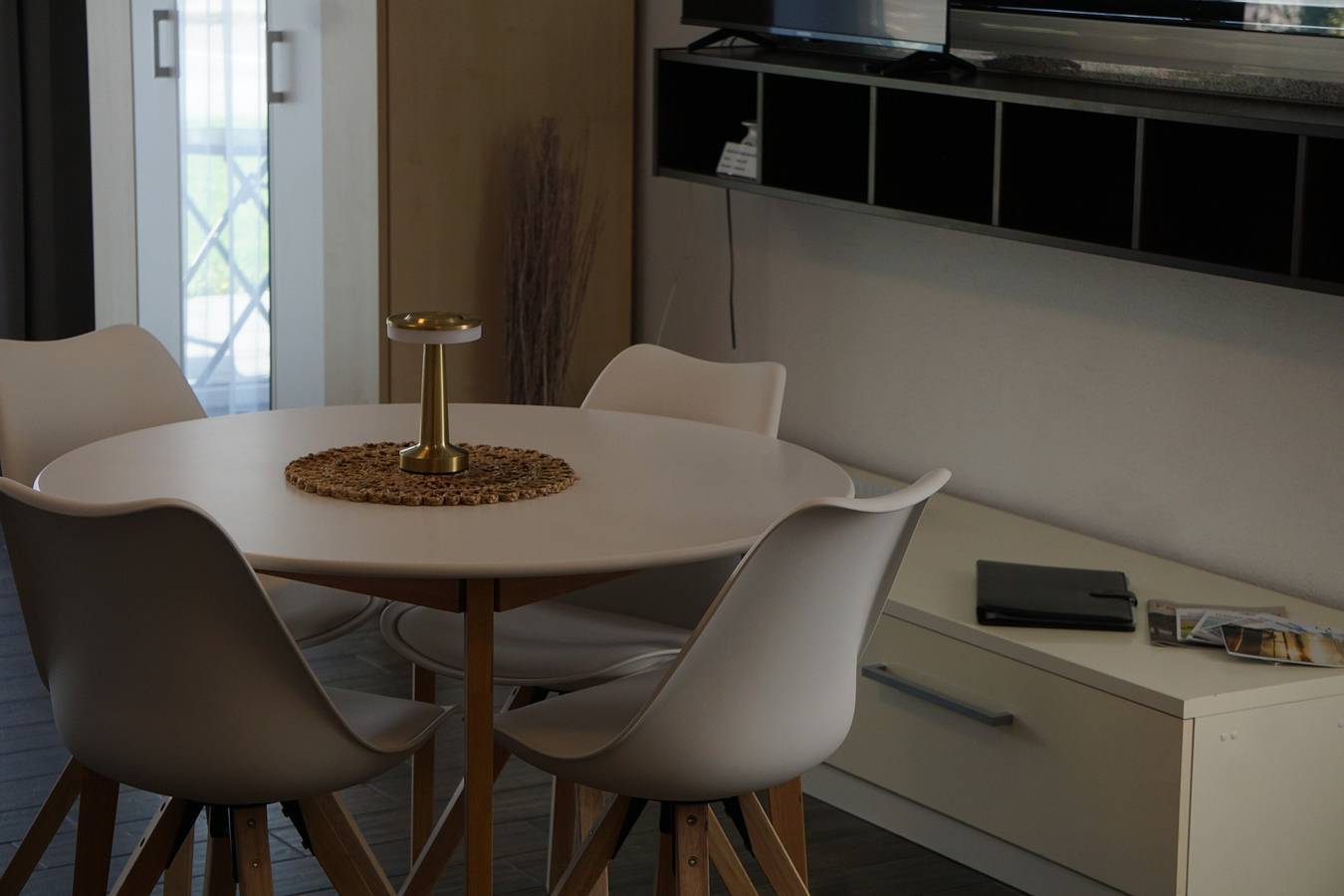 Ganze Wohnung, Deluxe-Apartment Bodanrück mit Seeblick, Terrasse, Grillmöglichkeit und Gartenhütte und Wi-Fi, 45qm in Bodman-Ludwigshafen, Obersee (Bodensee)