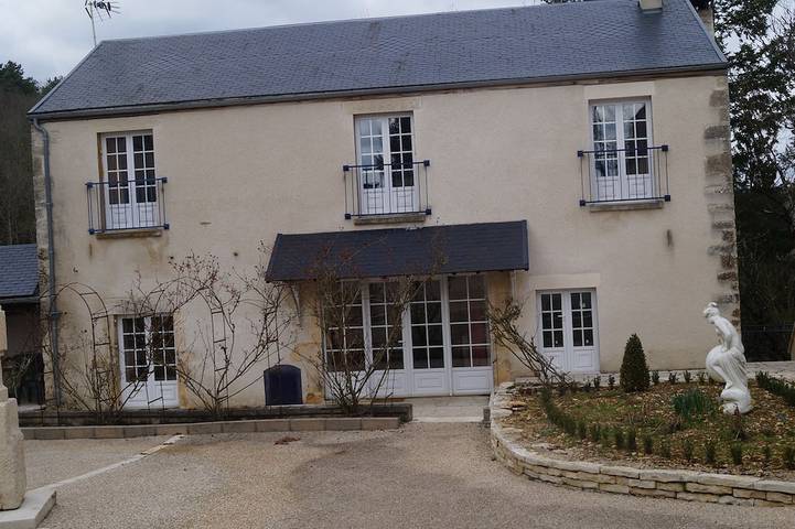 Gîte pour 6 personnes, avec terrasse et piscine à Dissangis