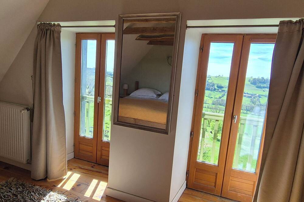 La Grange, a tranquil retreat filled with modern touches, near Mur de Barrez in Mur-de-Barrez, Massif Central