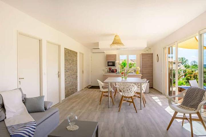 Location de vacances pour 6 personnes, avec piscine et terrasse ainsi que jardin et jacuzzi à Berlou