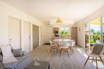 Location de vacances pour 6 personnes, avec jardin et piscine ainsi que jacuzzi et terrasse à Berlou