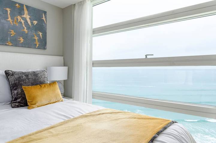 Appartement entier, Superbe appartement au sommet d'une falaise avec une vue imprenable sur la mer \"Wow\" donnant sur la plage in Newquay, Cornouailles