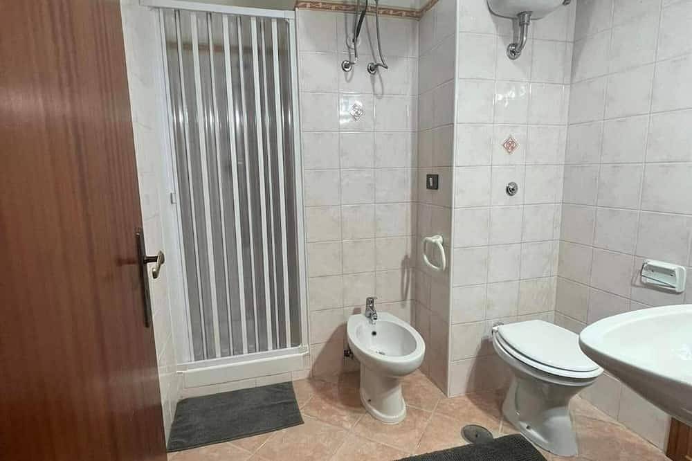Apartamento entero, Apartamento 'A Due Passi Dalla Stazione' con balcón, Wi-Fi y aire acondicionado in Agropoli, Cilento