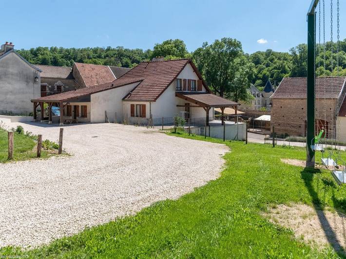 Gîte pour 6 personnes, avec terrasse dans Chateau De Bussy Rabutin