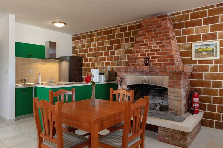 Ferienhaus für 7 Personen, mit Balkon/Terrasse und Terrasse sowie Pool, mit Haustier auf Brac - 4