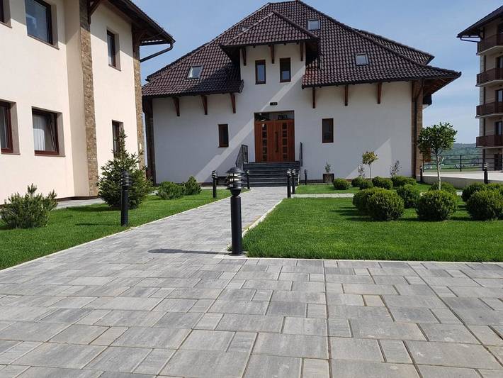 Ferienwohnung für 3 Personen, mit Balkon und Terrasse sowie Pool und Ausblick in Zlatibor