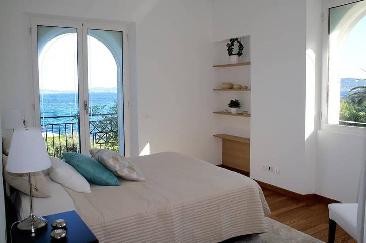 Vue panoramique imprenable sur la baie de St Tropez et le front de mer in Sainte-Maxime, Côte méditerranéenne (France)