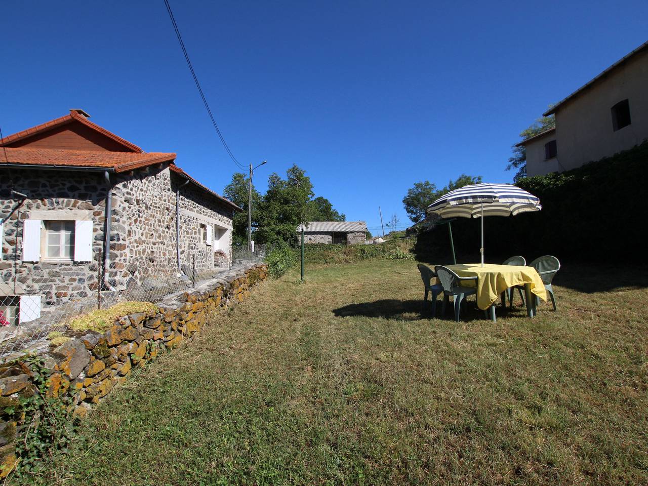 Gîte confortable en hameau calme près du Puy en Velay – 2 chambres, équipement bébé, terrain fermé in Lantriac, Mézenc