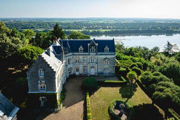 Chambre d’hôte pour 15 personnes, avec jardin ainsi que vue sur le lac et vue à Chênehutte-Trèves-Cunault