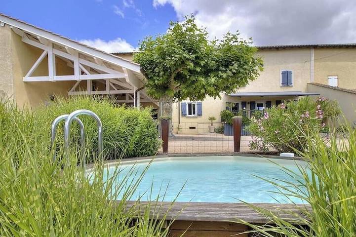 Location de vacances pour 3 personnes, avec Terrasse ainsi que Jardin et Piscine à Chénas