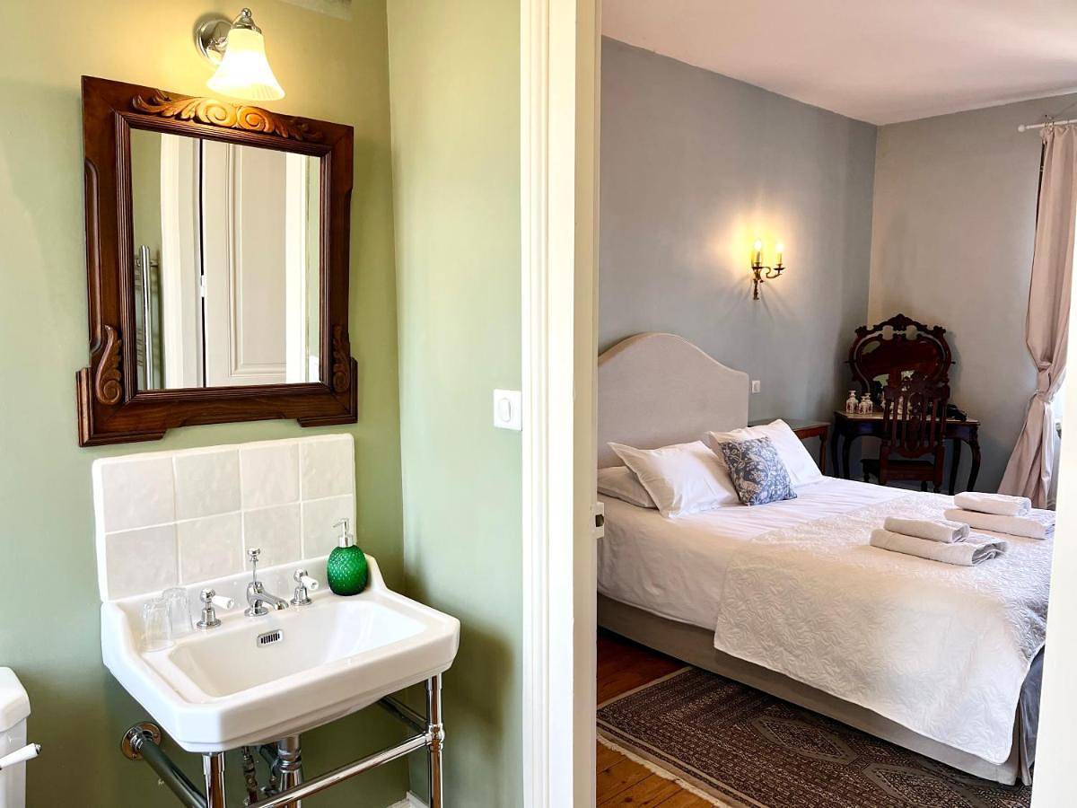 Double Room with Private Bathroom in Availles-Limouzine, Vienne (France)