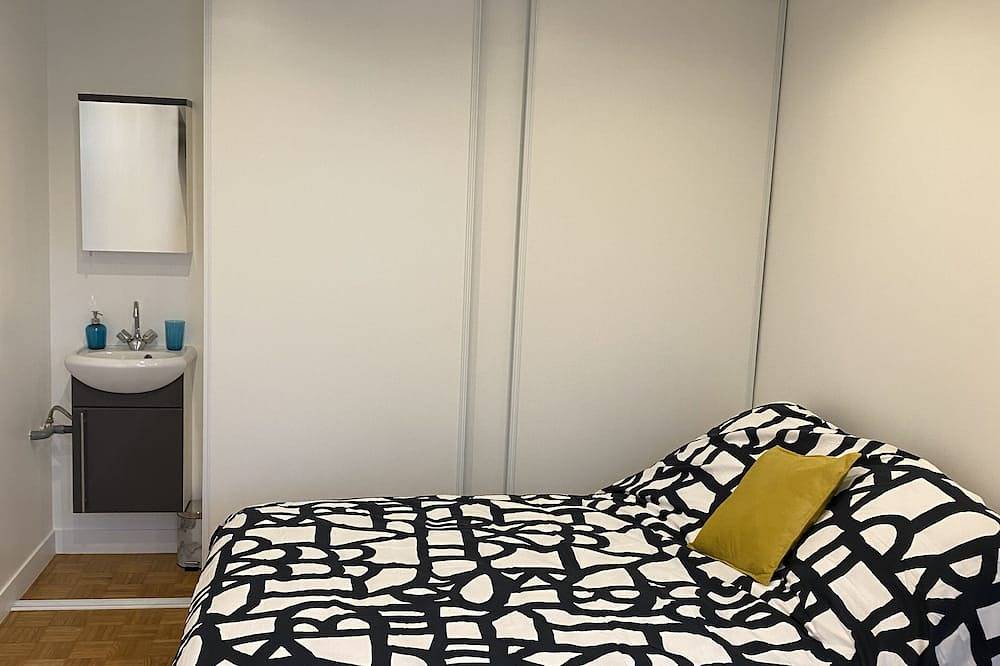 Appartement entier, Appartement haut standing - 7 couchages + 2 sdb, au rez-de-chaussée in Saint-Ouen-l'Aumône, Val-d'Oise