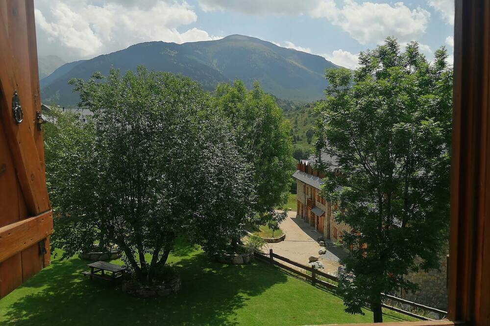 Entire apartment, Spacious duplex with fireplace Isard 2 in Taüll, La Vall de Boí