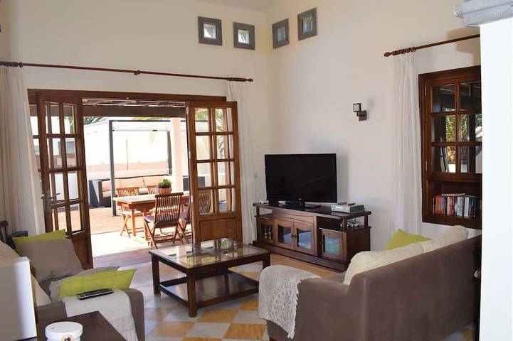 Fantastic villa with completely private pool, with high wall. Free wifi in Montaña Roja, Yaiza