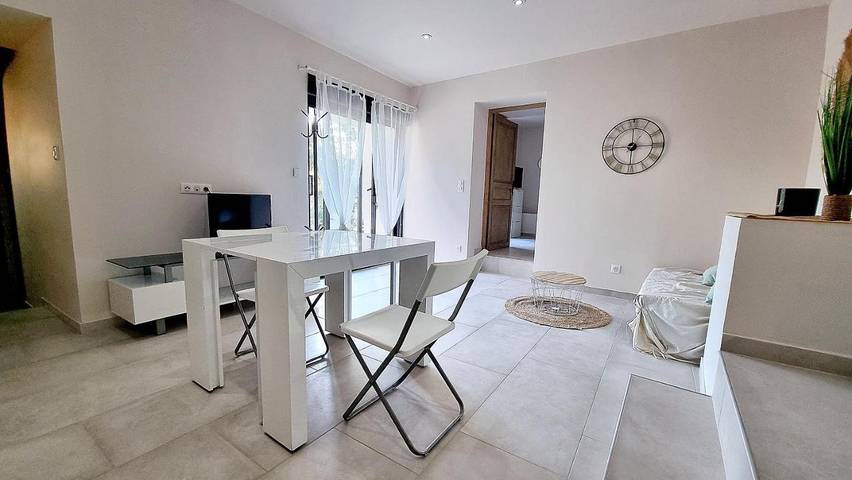 Gîte pour 2 personnes, avec jardin et piscine ainsi que terrasse et vue à Roche-Saint-Secret-Béconne - 3