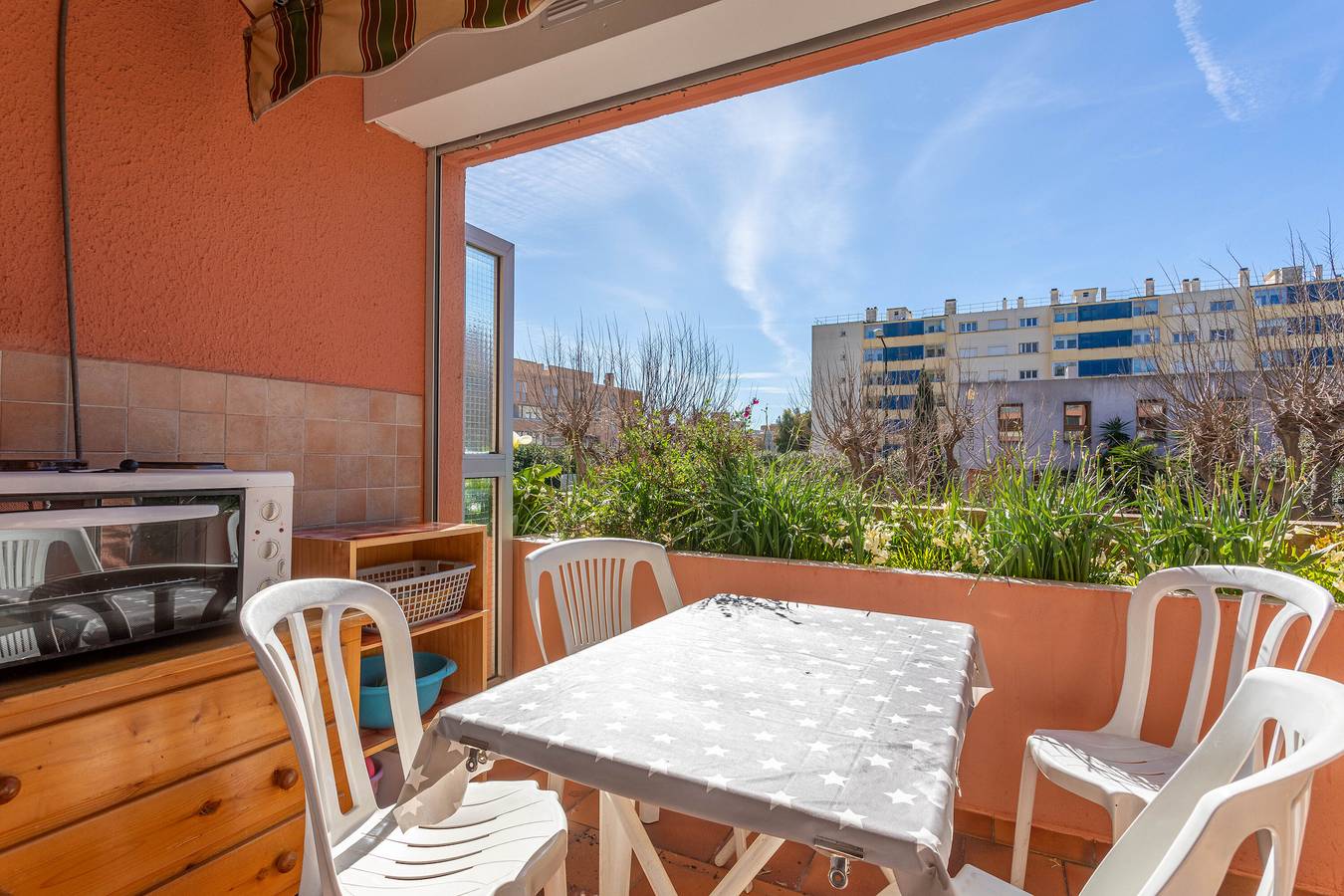 Appartement entier, Studio Cabine Proche Mer avec terrasse privée et climatisation in Le Lavandou, Région de Toulon