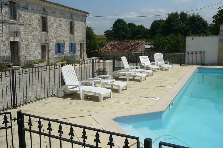 Gîte pour 7 personnes, avec Piscine à Antezant-la-Chapelle - 4
