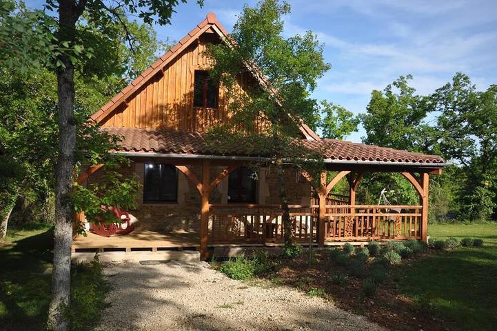 Location de vacances pour 6 personnes, avec piscine et jardin à Lavercantière