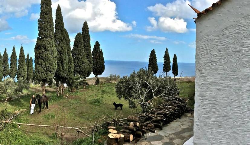 Gîte pour 2 personnes, avec vue et jardin dans Velanidia