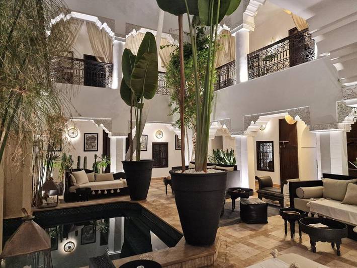 Alojamiento y desayuno para 16 personas, con terraza además de piscina y vistas - 1