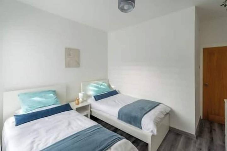3 Bedrooms - 3 Bathrooms incl 2 en-suites. Great for Family and Contractors. Long stays available. Alton Towers, Waterworld in Stoke-on-Trent, Midlands