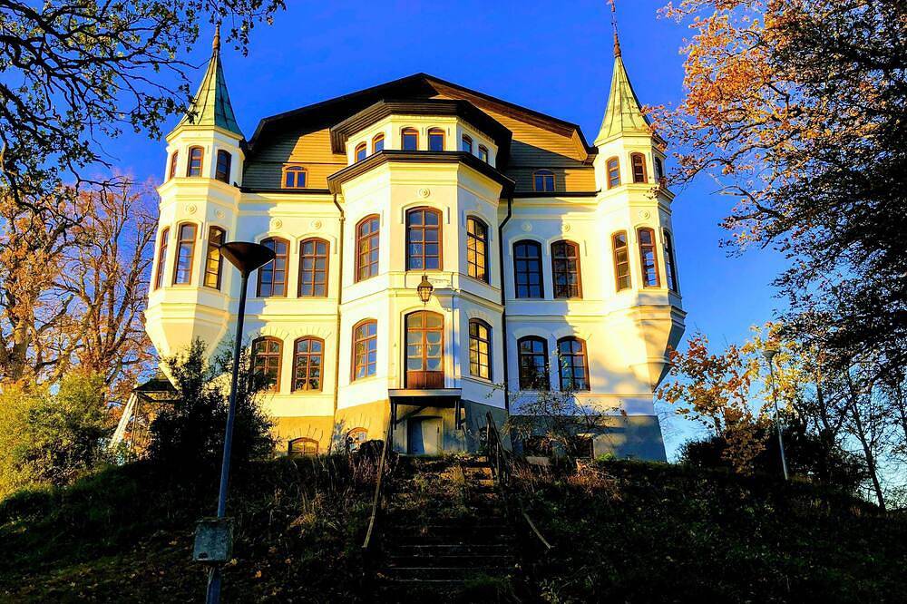Hägerstads Slott - Lake Front Fairytale Castle in Atvidaberg, Schwedische Ostsee