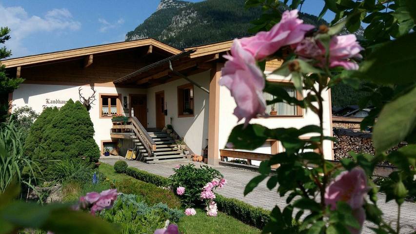 Vakantiewoning voor 5 personen, with Balkon and Terras as well as Tuin and Zwembad in Lofer