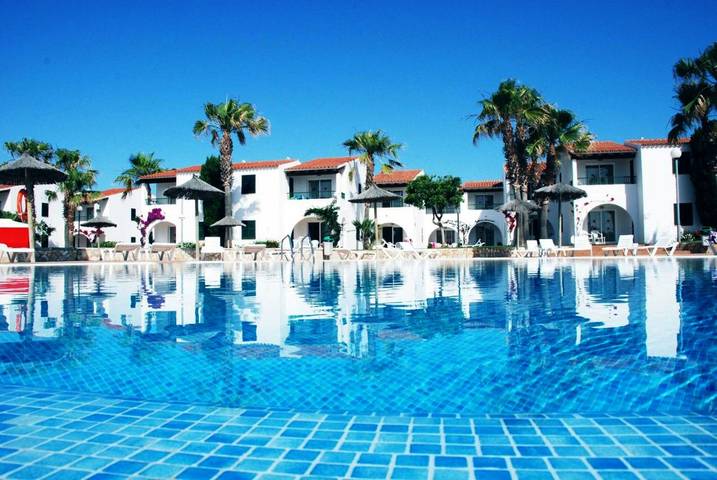 Appart’hôtel pour 4 personnes, avec Terrasse ainsi que Jardin et Piscine