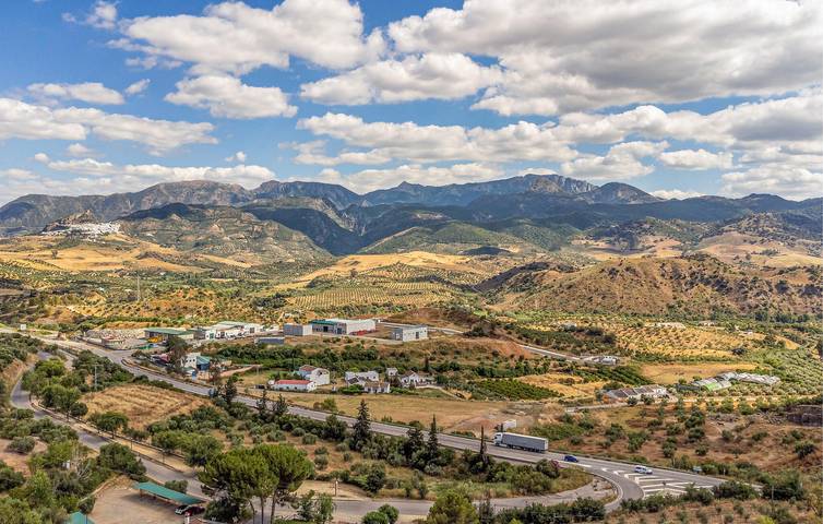 Location de vacances pour 14 personnes, avec terrasse ainsi que piscine et jardin, adapté aux familles à Algodonales - 3