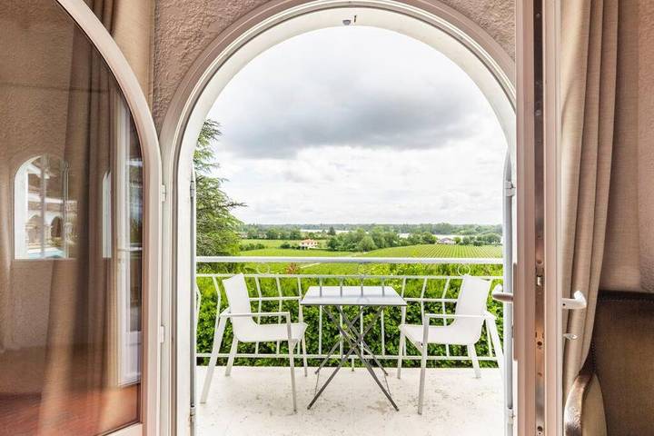 Location de vacances pour 2 personnes, avec piscine ainsi que vue et jardin à Baurech - 3