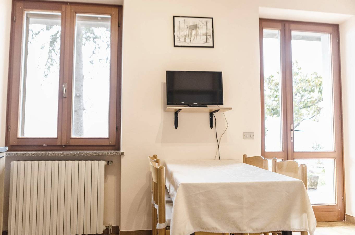 Ganze Wohnung, Ferienwohnung 'Appartamento Chalet' mit Blick auf den See, Gemeinschaftspool und Wi-Fi in Brenzone, Gardasee-Berge