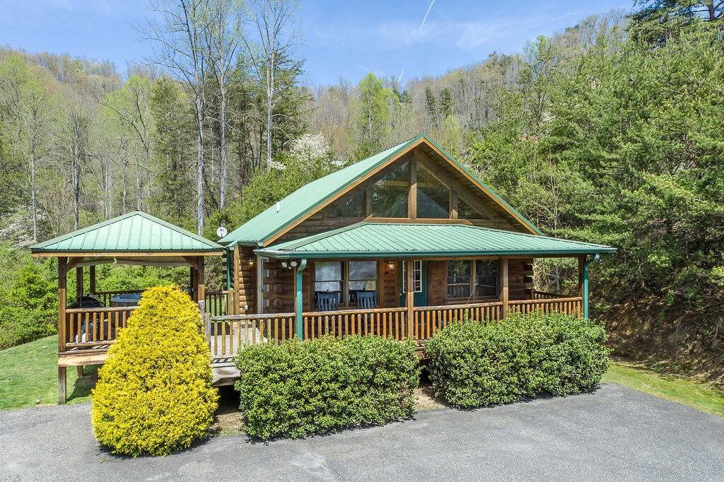 Cozy Cabin with Hot Tub; 5 miles to Harrahs Casino in Qualla, Jackson County