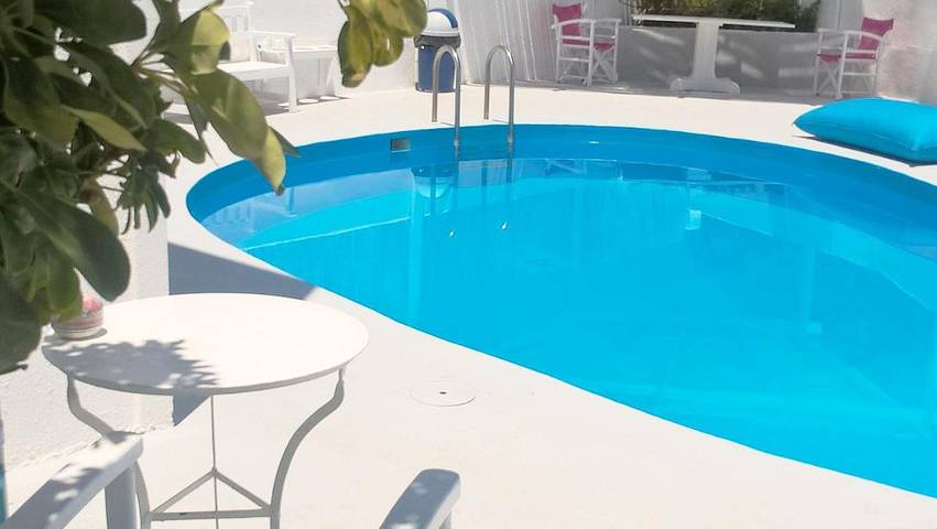 Location de vacances pour 2 personnes, avec vue ainsi que jardin et piscine à Perissa - 2