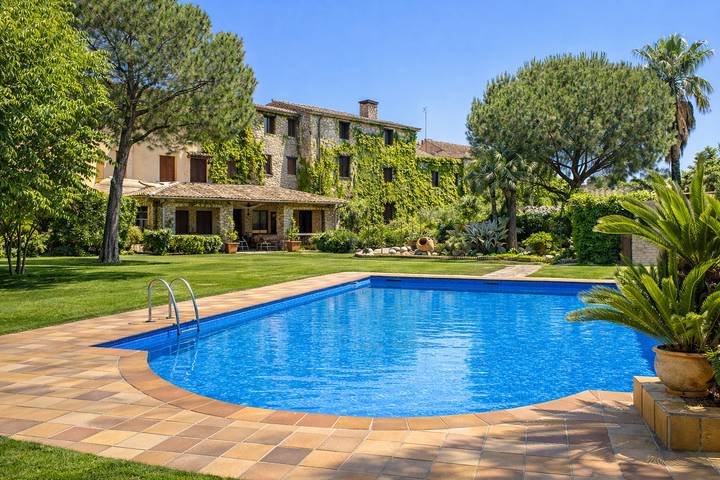 Holiday rental for 32 people, with garden in Catalonia