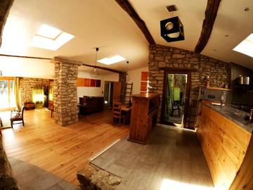 Gîte pour 6 personnes, avec vue et jardin à Corconne